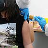 Husten oder auf Fünf zählen: Es gibt unterschiedliche Tipps, um den Piks nicht zu sehr zu spüren.