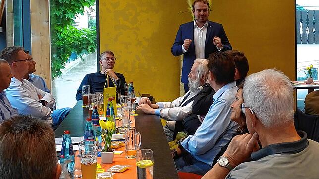 Zupackend gab sich der FDP-Bundestagsabgeordnete Valentin Abel am Montagabend in der &bdquo;Krone&ldquo; in Krauchenwies. Er vertrat den ...