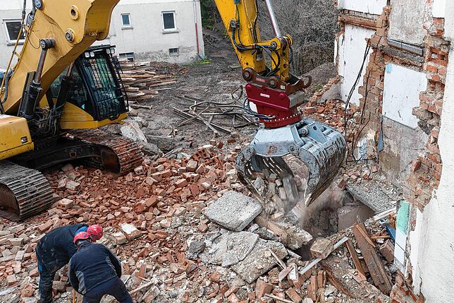 Schritt um Schritt werden die alten Bauten zerlegt.