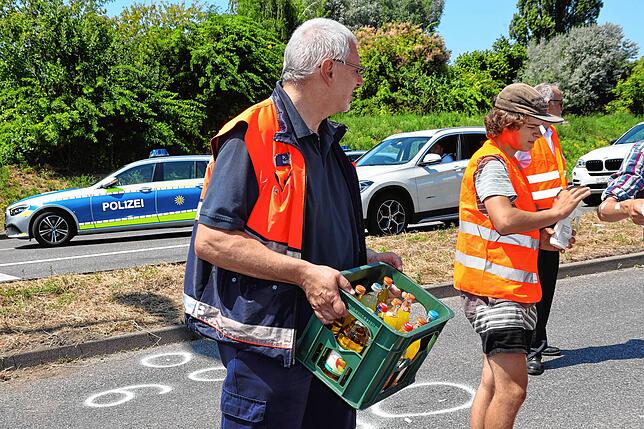Auch für Getränke sorgte das DRK und hatte weitere Rettungskräfte aus dem Landkreis Konstanz alarmiert, für den Fall, dass die Insassen ...