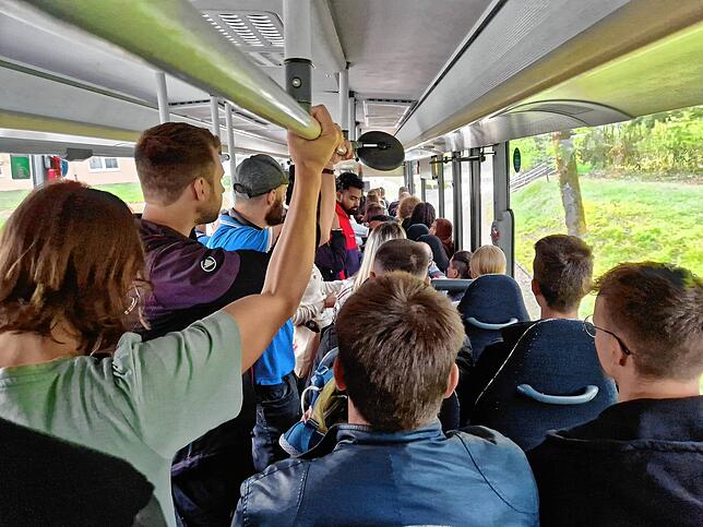 Ganz schön eng im Bus: Diese Fahrgäste waren mit dem Zug Richtung Waldshut unterwegs.