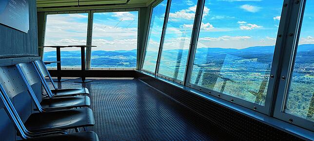 Leere Stühle. Leider können Besucher diesen Ausblick nicht mehr genießen.
