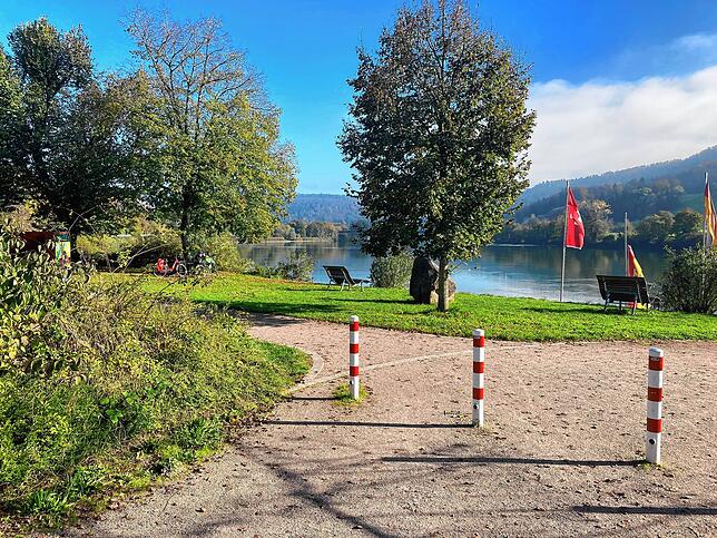 Die Rathenau-Anlage bietet ebenfalls Sitzgelegenheiten am Rhein. D