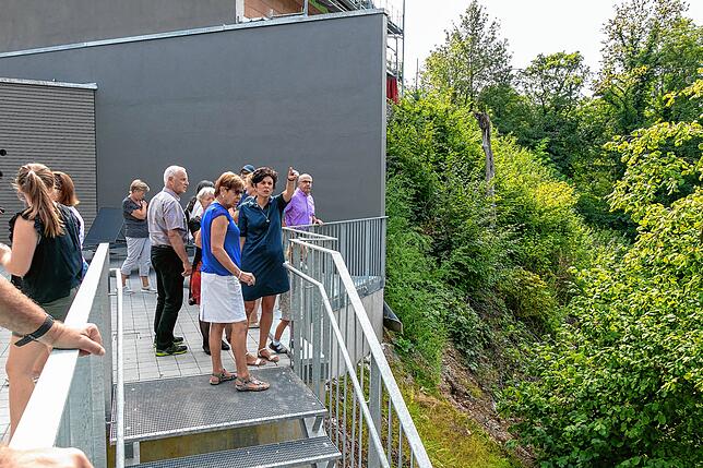 Naturbelassen: Viele der Besucher staunten über den Ausblick vom Außenbereich der Saunalandschaft aus ins grüne Seltenbachtal.