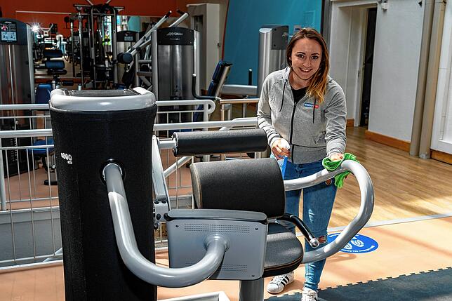 Elina Maier reinigt mit Hochdruck Geräte im Easy Fit. .