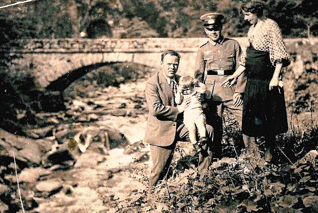 Gipsermeister Alfons Büche mit seinem 1935 geborenen Sohn Wolfgang, Ehefrau Elisabeth und einem Freund oder Verwandten in ...