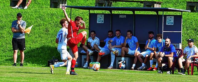 Bild 8: FC Erzingen bezwingt den FC Wallbach deutlich &ndash; und wir haben die Bilder!