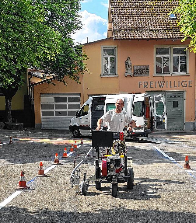 Frank Lehnhardt vom Baubetriebshof zeichnet die Straßenmarkierungen mit demselben Material wie auf den echten Straßen auf.