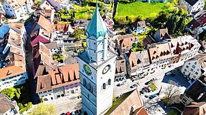 Das Nikolausmünster von Überlingen mit seiner großen Turmuhr. Bei einer Einwohnerversammlung im November sollen wichtige Zukunftsthemen ...