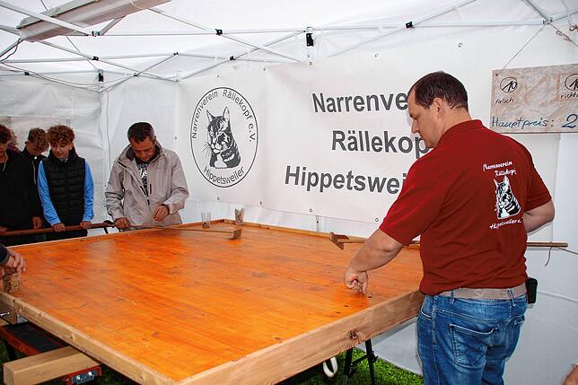 Bild 6: Besucher feiern trotz Regen auf 34. Walder Dorffest