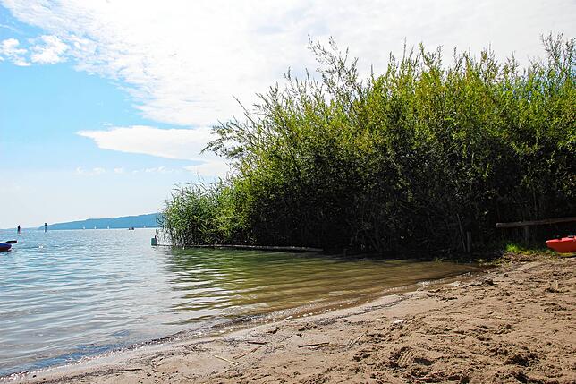 Das Geländer, das im April deutlich zu sehen war, ist im August fast von Wasser überspült.