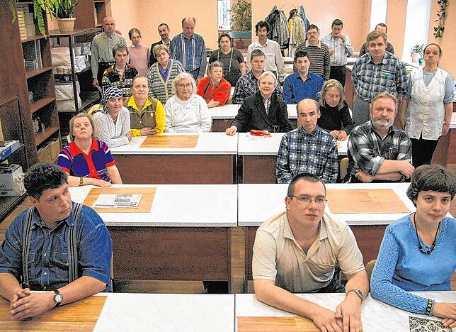 Eine Klasse mit älteren Förderschülern in St. Petersburg (2010). In der Mitte im schwarzen Jackett sitzt Doris Epple.
