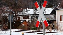 Die verschneiten Schienen der Ablachtalbahn an der Berlingerstraße im Stockacher Ortsteil Hindelwangen. Ob dort in Zukunft wieder Züge ...