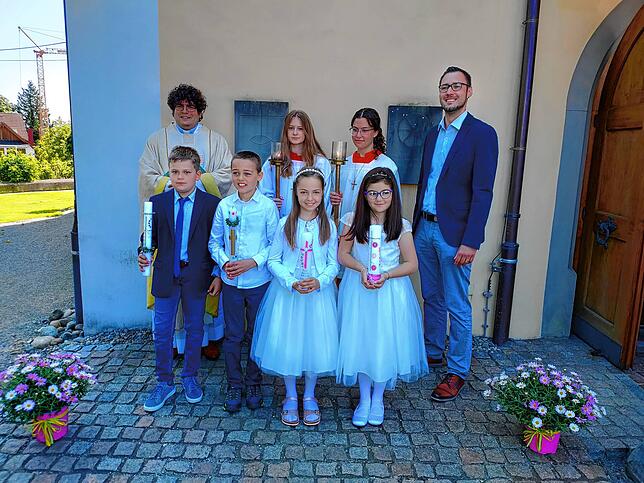 Erstkommunion in Ittendorf (von links): Fabian Wolter, Samuel Siebenhaller, Freya Holzhause, Gioia Forrisi sowie Vikar Lukas Biermayer ...