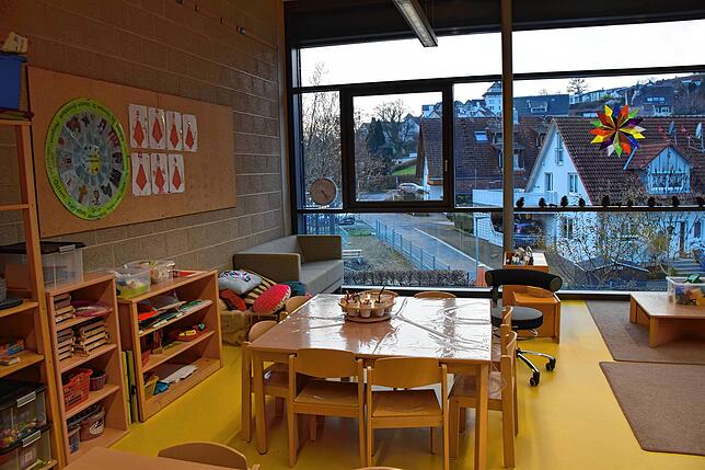 Einblick in die Übergangslösung für den Kindergarten: Zwei Gruppenräume im Schulgebäude haben große Fensterfronten zum Außenbereich hin.