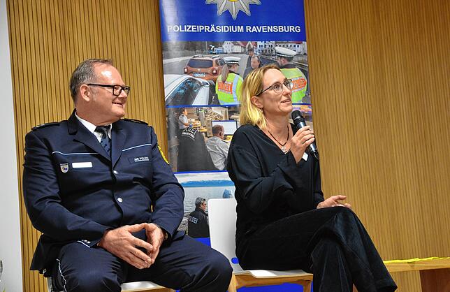 Yvonne Tröster (rechts), Suchtberaterin der Diakonie im Bodenseekreis, antwortet auf Fragen aus dem Publikum.