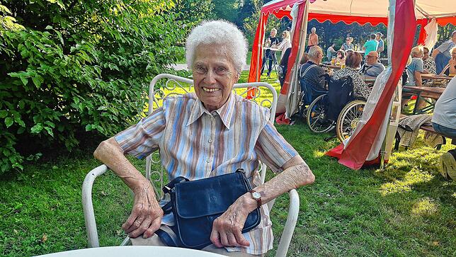Zita Gwosch, 93, aus Villingen ist den ganzen Tag mit ihrer Tochter unterwegs und schließt den Abend beim Kulturfest in der Parkresidenz ab.