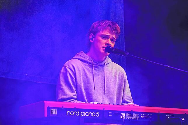 Bild 15: Regenfeste Wincent-Weiss-Fans in Salem