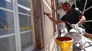 Jan Lux (vorn) und Markus Basler sind an der Schlossfassade beschäftigt und erneuern die Fassadenmalerei nach historischem Vorbild. Ab ...