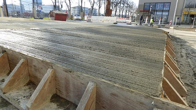 Präzise müssen die Betonplatten verschalt werden.