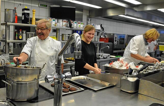 Mit viel Spaß bei der ehrenvollen Arbeit: Erich Bercher und seine Enkelin Carolin Maier. Im Hintergrund Thomas Zimmermann. Bild: Claus ...
