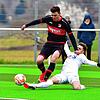 Notbremse? Mit der Fußspitze ist Nico Ködel bei diesem Tackling am Ball, unterbindet erfolgreich einen Angriff von Gästestürmer Benjamin ...