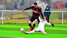 Notbremse? Mit der Fußspitze ist Nico Ködel bei diesem Tackling am Ball, unterbindet erfolgreich einen Angriff von Gästestürmer Benjamin ...
