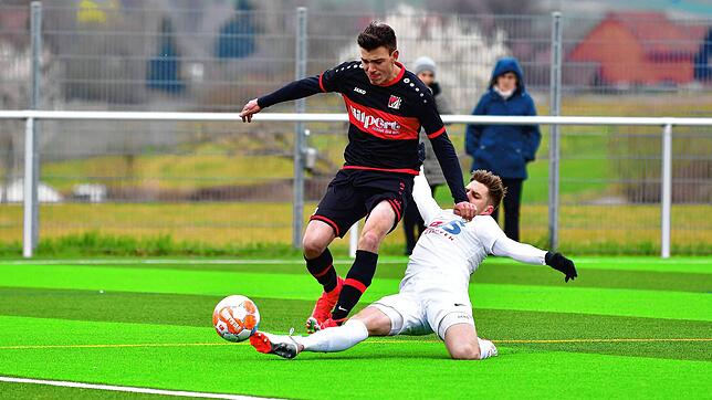 Notbremse? Mit der Fußspitze ist Nico Ködel bei diesem Tackling am Ball, unterbindet erfolgreich einen Angriff von Gästestürmer Benjamin ...