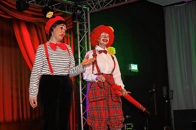 Nix mit Amore bei Nicole Frey und Ulrike Degen als Harlekin und August.