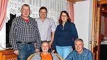 Der Vorstand der Eisstockschützen in Mönchweiler: Inge Schuler (vorn, von links) und Manfred Euler sowie Vorsitzender Stefan Hager ...