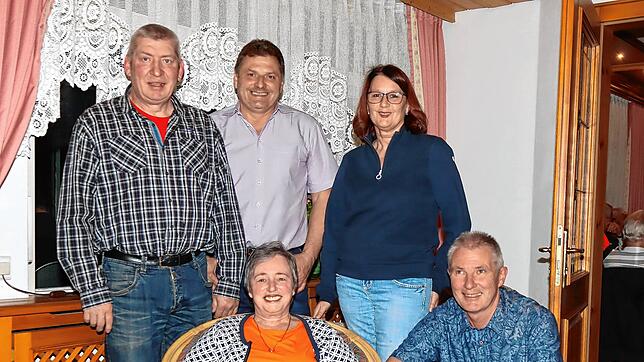 Der Vorstand der Eisstockschützen in Mönchweiler: Inge Schuler (vorn, von links) und Manfred Euler sowie Vorsitzender Stefan Hager ...