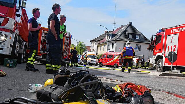 Der Einsatz am Sonntag forderte viele Einsatzkräfte und Material: Das Betreten des in Brand stehenden Kellers des Mehrfamilienhauses war ...