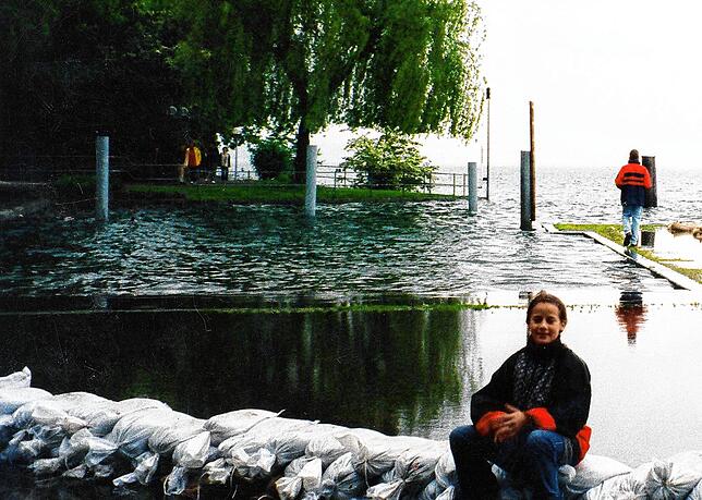 Der Überlinger Mantelhafen 1999: Während des Pfingshochwassers steigt der Bodensee bis an die Uferpromenade an. Der Hafen läuft voll.