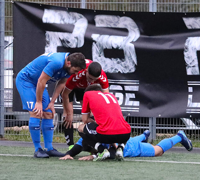 Gemeinsam kümmern sich (von links) Furkan Kedikli, FC Anadolu Radofzell, Jacopo Corda sowie Mert Tuncer (beide SC Konstanz-Wollmatingen) ...