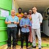 Für den Aufbau der im Container gelieferten Solarmodule waren Josef Vogt (links) und sein Enkel Niklas (rechts) in Tansania im Einsatz.