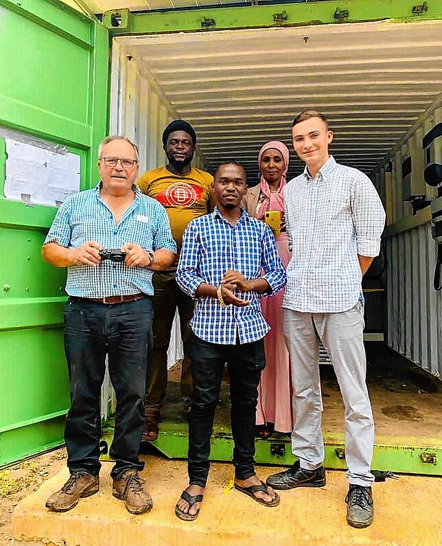 Für den Aufbau der im Container gelieferten Solarmodule waren Josef Vogt (links) und sein Enkel Niklas (rechts) in Tansania im Einsatz.