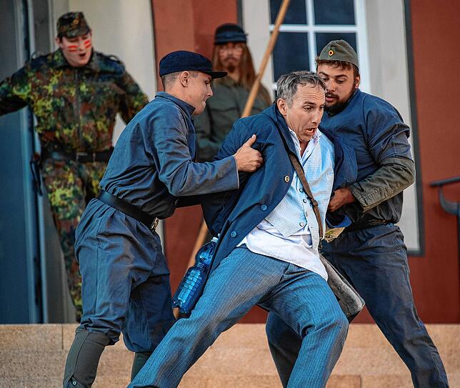 Der Gildenvorstand der Dürster, Rano Tannir (Volker Beck), wird von den Uniformierten festgenommen und ins Gefängnis gebracht, weil er ...