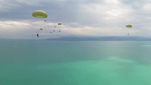 Malerische Aussichten: Stabsfeldwebel Andreas Hultgren ist am Montag samt Kamera über dem Bodensee abgesprungen und hat diese Aufnahme ...