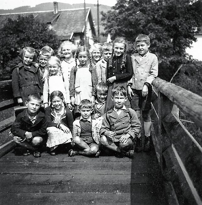 Die Rasselbande aus der Storchenstraße beim Gruppenfoto mit Schulranzen in den 1930ern/1940ern. Damals war der Storchensteg noch nicht ...
