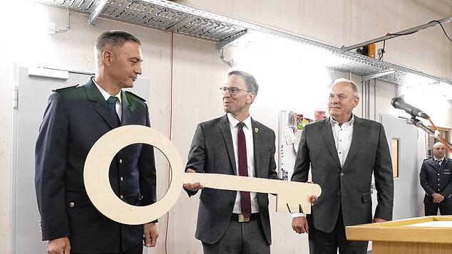 Groß und wichtig: Architekt Peter Schanz aus Hohentengen (rechts) übergibt den symbolischen Schlüssel an Bernaus Bürgermeister Alexander ...