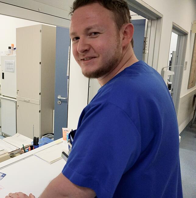 Unfallchirurg Dr. Jochen Kraus hat von 8 bis 19 Uhr Dienst.