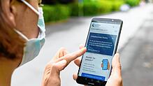 So sieht die neue Corona-Warn-App aus. Sie soll einen Beitrag zur Bekämpfung des Coronavirus leisten. Bild: Alex Gottschalk/DeFodi Images