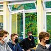 Schüler sitzen vor geöffneten Fenstern in ihrem Klassenzimmern. Doch bald wird es richtig kalt. (Symbolbild)