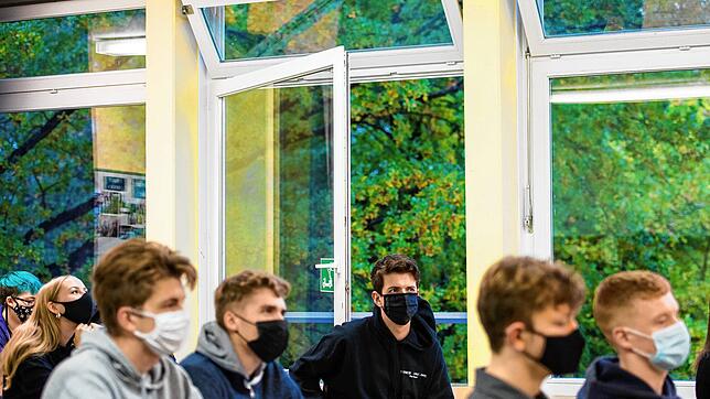 Schüler sitzen vor geöffneten Fenstern in ihrem Klassenzimmern. Doch bald wird es richtig kalt. (Symbolbild)