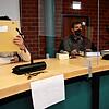 Giovanni P. hält sich einen Umschlag vor sein Gesicht. Daneben sein Rechtsanwalt Hubert Mangold.