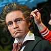 Eine Mitarbeiterin frischt im Madame Tussauds die Gesichtsfarbe der Wachsfigur des Komponisten Ludwig van Beethoven auf, der in diesem ...