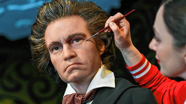 Eine Mitarbeiterin frischt im Madame Tussauds die Gesichtsfarbe der Wachsfigur des Komponisten Ludwig van Beethoven auf, der in diesem ...