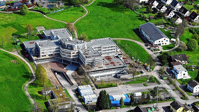 Reichen die Parkplätze beim Gesundheitscampus aus? Und wie können die Besucher mit anderen Verkehrsmitteln zur Einrichtung kommen? Dies ...