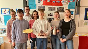 Die Schüler der Fachschaft Französisch backen Crêpes für ihre Frankreich-Fahrt, auf die sie sich schon freuen. Bild: Dagmar Wenzler-Beger