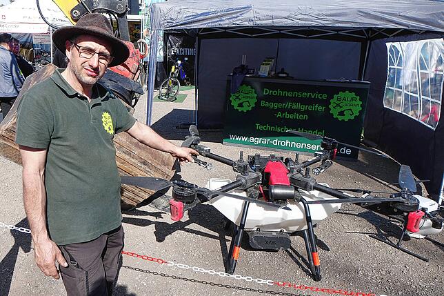 Kurt Baur, von der Firma Baur Agrar aus Wald zeigte auf der Messe unter anderem eine Streudrohne für die Landwirtschaft.